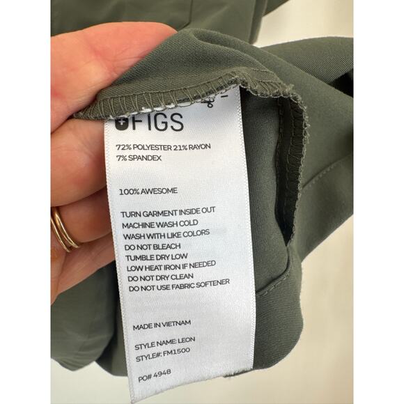 FIGS Leon V-Neck Three Pocket Scrub Top - Olive Green, Large - Picture 7 of 7